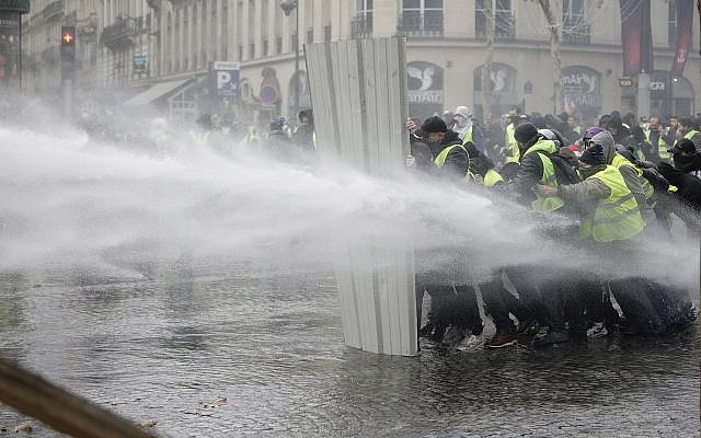 Contamination by physical contiguity, Vuitton Champs Elysées (Paris).