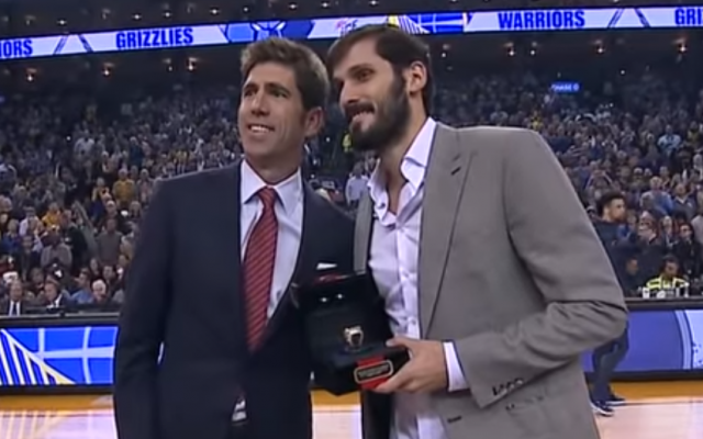 Israeli basketball player Omri Casspi (R) receives a 2018 NBA Championship ring from Golden State Warriors general manager Bob Myers at Oracle Arena in Oakland, California, on November 5, 2018. (Screen capture: YouTube)