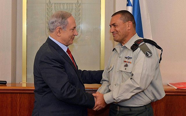 Prime Minister Benjamin Netanyahu seen with outgoing military secretary to the prime minister, Major General Eyal Zamir, at the Prime Minister's Office in Jerusalem, on September 8, 2015. (Haim Zach / GPO)