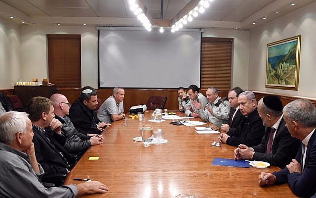 Southern community council leaders meet with Prime Minister Benjamin Netanyahu along with senior cabinet ministers and army commander, at the Prime Minister's Office in Jerusalem, November 15, 2018. (Prime Minister's Office)