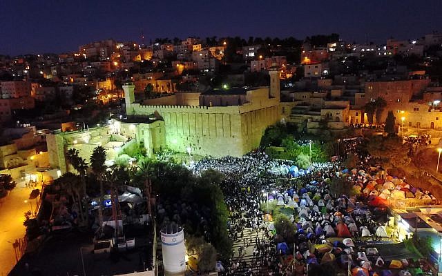 Tens of thousands of Jewish worshipers at the Tomb of the Patriarchs in the West Bank city of Hebron on November 3, 2018 (Israel Police)