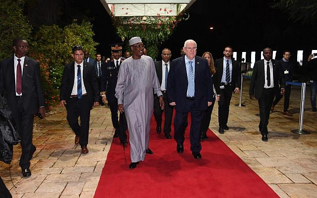 Israeli President Reuven Rivlin hosts his Chadian counterpart Idriss Deby at the presidential compound in Jerusalem on November 25, 2018. (Haim Zach GPO)
