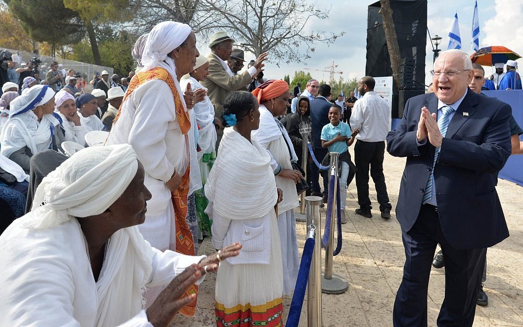 Ethiopian Israelis greet President Reuven Rivlin at a Sigd Celebration in Jerusalem on November 7, 2018. (Kobi Gideon/GPO)