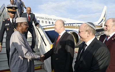 President Idriss Deby of Chad (L) is welcomed at Ben Gurion Airport by Regional Cooperation Minsiter Tzachi Hanegbi (C) and National Security Adviser Meir Ben Shabbat, November 25, 2018. (Avi Hayon/Foreign Ministry)