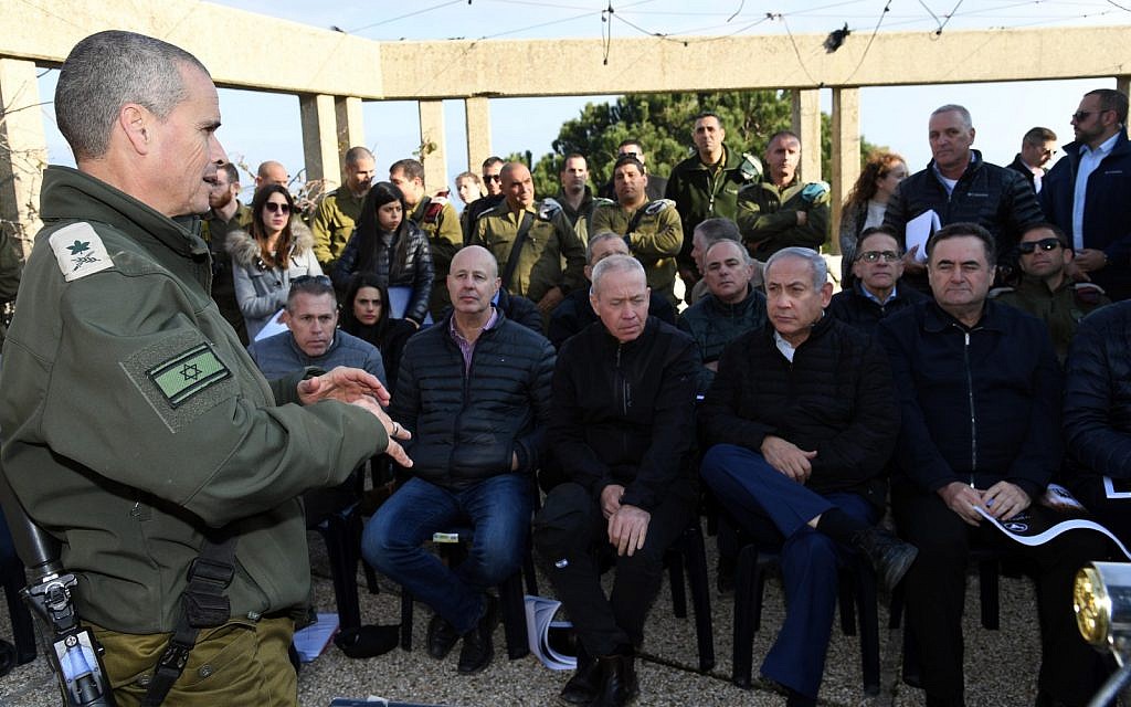 Prime Minister Benjamin Netanyahu (2nd-R) and other members of the security cabinet receive a briefing from Maj. Gen. Yoel Strik (L), head of the IDF's Northern Command, during a tour of the northern border on December 25, 2018. (Haim Tzach/GPO)