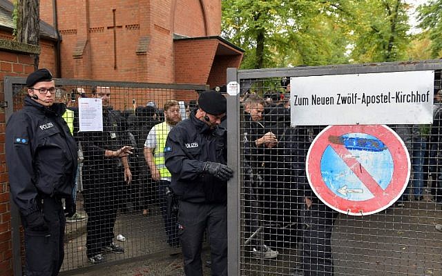 Police secure the area outside the New Twelve Apostle Churchyard where the funeral multiple offender Nidal Rabih takes place in Berlin, on September 13, 2018. (Paul Zinken / dpa / AFP)