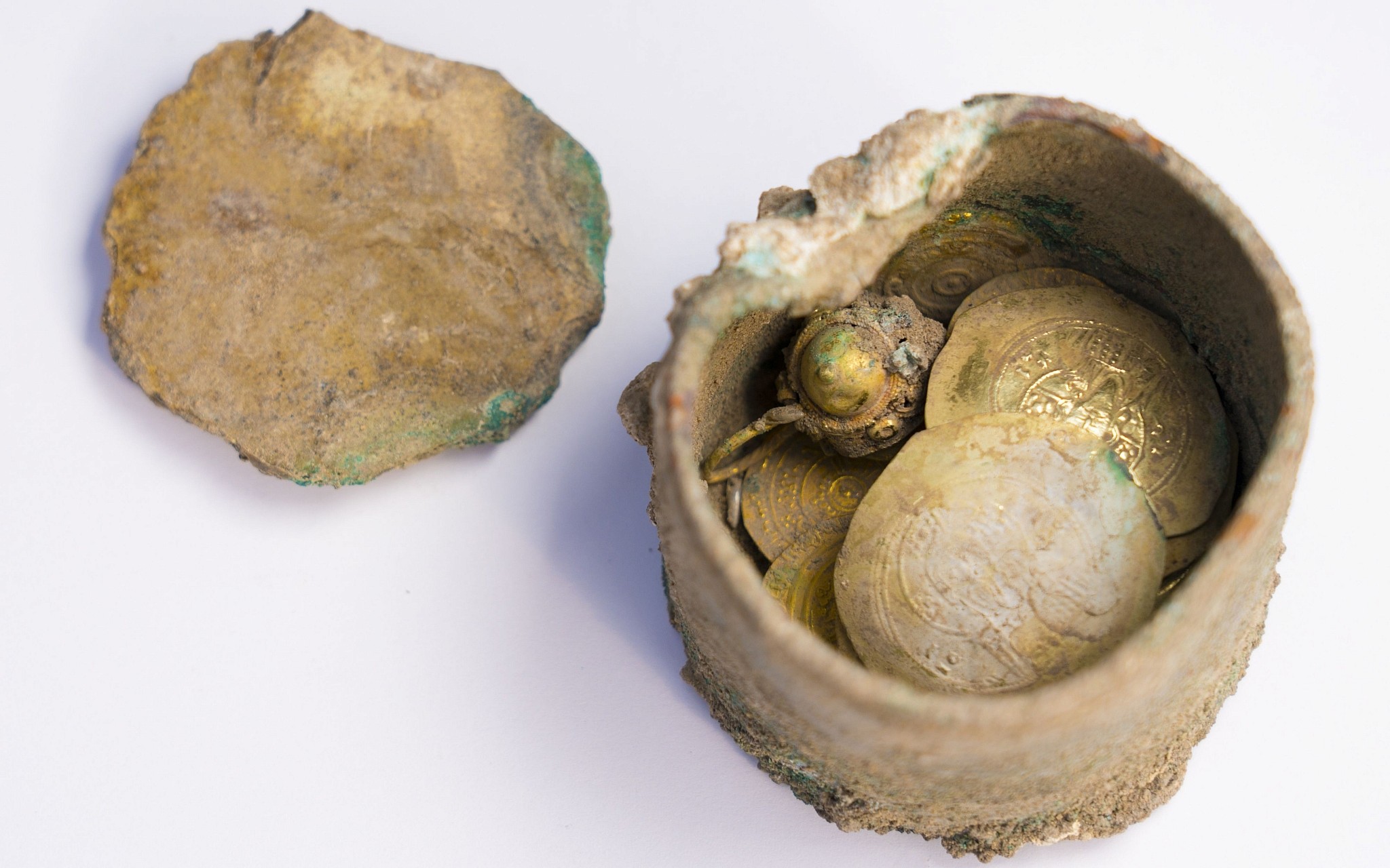 Israeli archaeologists find 'Hanukkah gelt': rare, centuries-old gold coins  