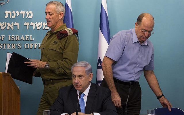 Prime Minister Benjamin Netanyahu, center, then-defense minister Moshe Ya'alon, right, and then-IDF chief of staff Benny Gantz, left, at a press conference at the Prime Minister's Office in Jerusalem, August 27, 2014. (Yonatan Sindel/Flash90)
