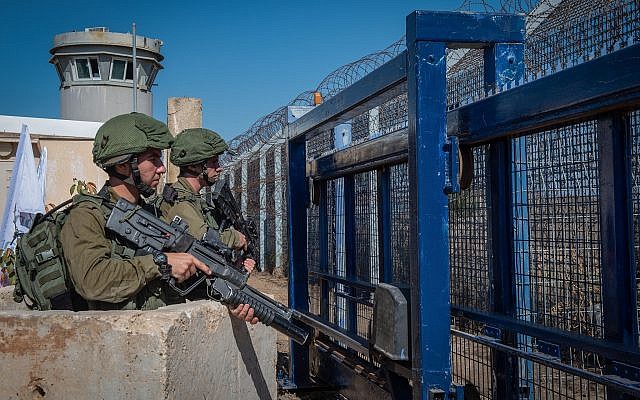 Israeli soldiers guard at the Quneitra border crossing with Syria in the Golan Heights on September 27, 2018. (Basel Awidat/Flash90)