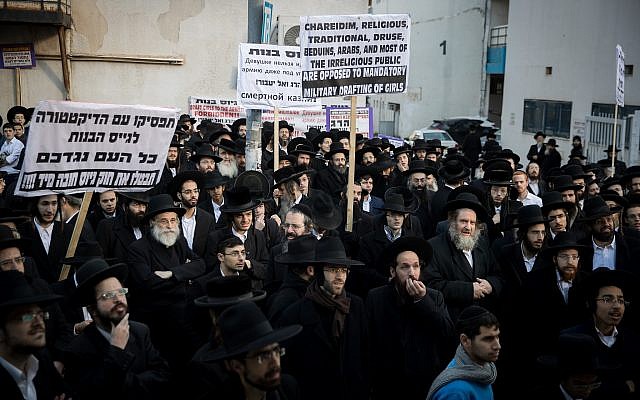 Ultra-Orthodox Jews protest outside the army draft office in Jerusalem on December 13, 2018. (Yonatan Sindel/Flash90)