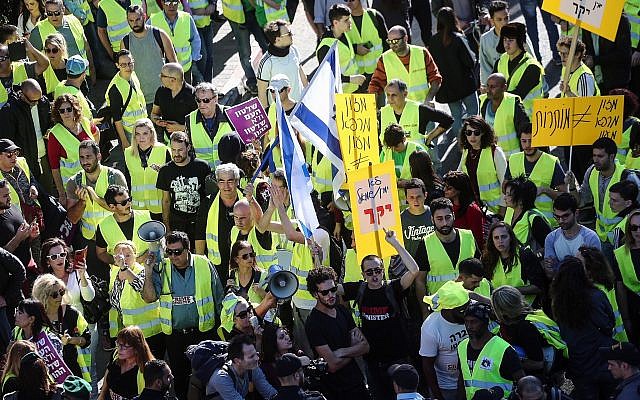 'Yellow vest' protests reach Israel with hundreds marching against the rising cost of living in central Tel Aviv on December 14, 2018. (Miriam Alster/Flash90)