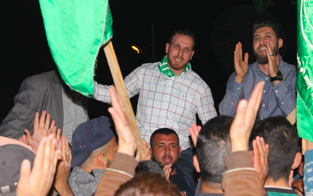 Asem (Ã  gauche) et Salih (Ã  droite) Barghouti lors d'un rassemblement Ã  Kobar aprÃ¨s la libÃ©ration de l'ancien prisonnier israÃ©lien en avril 2018 (capture d'Ã©cran: Twitter)