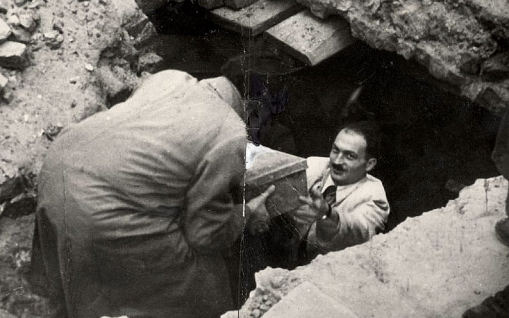 The first 'Oneg Shabbat' archive cache is recovered from the ruins of the Warsaw Ghetto in Warsaw, Poland, September 1946. (public domain)