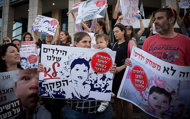 Israelis demonstrate against the lack of supervision in daycares outside the Tel Aviv Government Complex following the death of  18-month-old Yasmin Vinta, June 21 2018. (Miriam Alster/Flash90)