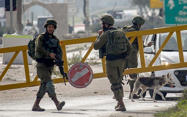 Israeli soldiers near the attempted car-ramming attack against a group of Israeli soldiers and civilians near the entrance to Nablus, December 26, 2018. (Nasser Ishtayeh/Flash90)