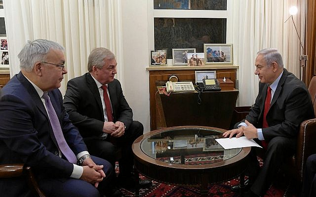 Prime Minister Benjamin Netanyahu (right)  holds talks centering on Iran and Syria with Russian President Vladimir Putin's special envoy for Syrian affairs, Alexander Lavrentiev (center) and Russian Deputy Foreign Minister Sergey Vershinin (left) at his office in Jerusalem, January 29, 2019. (Amos Ben-Gershom/GPO)