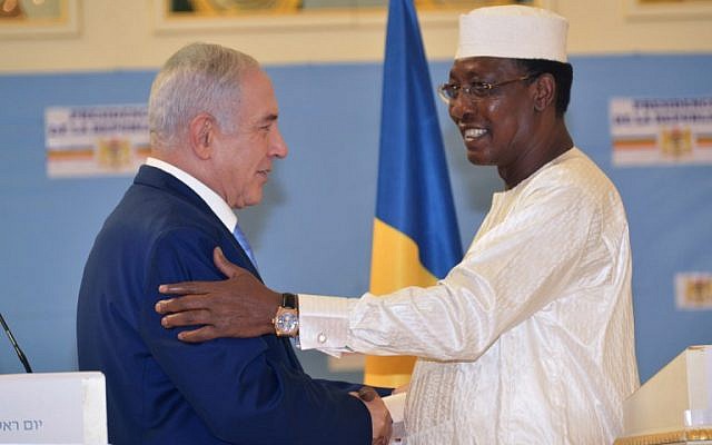 Chadian President Idriss Deby Itno (R) shakes hands with Prime Minister Benjamin Netanyahu during a meeting at the presidential palace in N’Djamena on January 20, 2019. (BRAHIM ADJI / AFP)