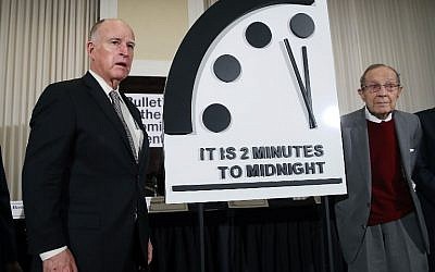 Former California governor Jerry Brown and former secretary of defense William Perry unveil the Doomsday Clock during a news conference on January 24, 2019 in Washington, DC. (Mark Wilson/Getty Images/AFP)