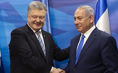 Foremr Ukraine President Petro Poroshenko, left, shakes hands with Prime Minister Benjamin Netanyahu after the signing of a free trade agreement in the Prime Minister's office in Jerusalem, January 21, 2019. (Jim Hollander/Pool via AP)