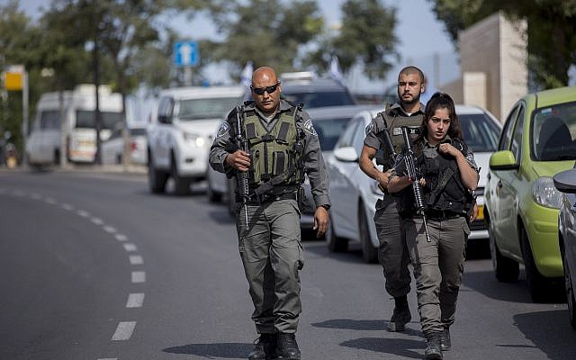File: Security forces at the scene of a stabbing attack in the Armon Hanatziv neighborhood in Jerusalem on May 10, 2016 (Yonatan Sindel/Flash90)