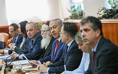Prime Minister Benjamin Netanyahu leads the weekly cabinet meeting at the Prime Minister’s Office in Jerusalem on January 6, 2019. (Alex Kolomoisky/Yedioth Ahronoth/Pool)