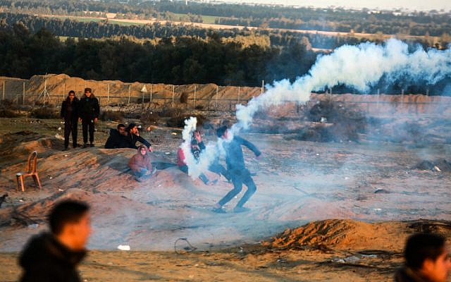 Palestinian protesters during clashes with Israeli forces following a demonstration along the border with Israel, east of Rafah in the southern Gaza Strip, on January 18, 2019. (Abed Rahim Khatib/ Flash90)