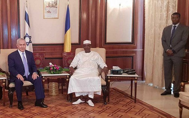 Prime Minister Benjamin Netanyahu, left, and Chad’s President Idriss Déby seen at the presidential palace in N'Djamena, Chad, January 20, 2018. (Government Press Office)