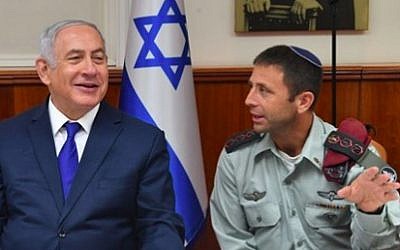 Prime Minister Benjamin Netanyahu (L) sits next to military secretary Avi Blot during a cabinet meeting on August 16, 2018. (Kobi Gideon/GPO)