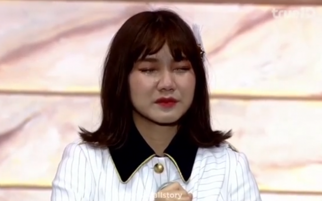 Pichayapa 'Namsai' Natha of Thai pop group BNK48 tearfully apologizes for wearing swastika T-shirt, January 26, 2019 (Screen grab via Instagram)