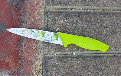 The knife used in an attempted stabbing attack at the A’Zaim crossing east of Jerusalem in the central West Bank on January 30, 2018. (Israel Police)