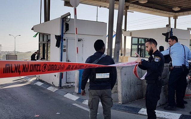 Israel Police temporarily close off the A'Zaim crossing east of Jerusalem in the central West Bank following a stabbing attack on January 30, 2018. (Israel Police)
