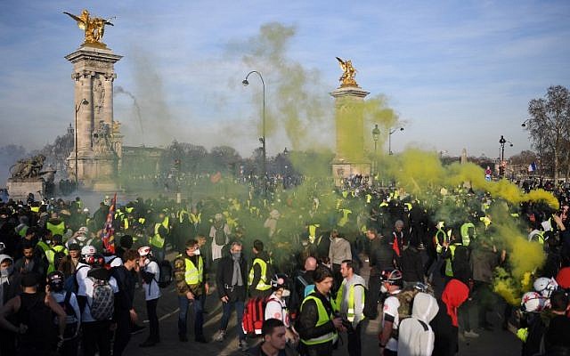 Demonstrators in Paris on February 16, 2019, marking three months of "yellow vest" protests against government policies. (ERIC FEFERBERG / AFP)