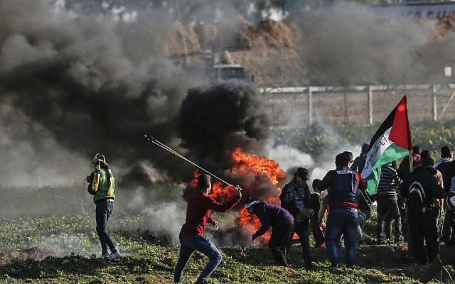 Palestinians burn tires during a demonstration near the fence along the border with Israel, east of Gaza City, on February 22, 2019.(Photo by MAHMUD HAMS / AFP)