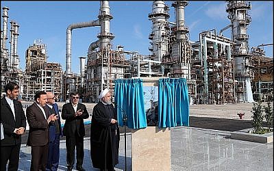 Iranian President Hassan Rouhani dedicates the final phase of a new oil refinery in the city of Bandar Abbas, Iran, February 18, 2019. (Official website photo)
