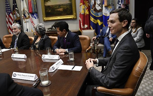 O assessor da Casa Branca Jared Kushner participa de uma reunião com o presidente Donald Trump e pastores hispânicos na Sala Roosevelt da Casa Branca em Washington, sexta-feira, 25 de janeiro de 2019. (AP Photo / Susan Walsh)