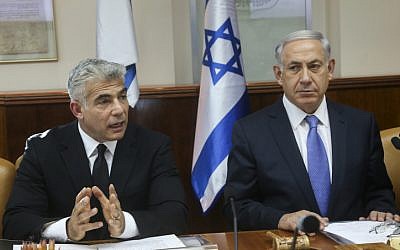 Prime Minister Benjamin Netanyahu, left, and then finance minister Yair Lapid, at the weekly cabinet meeting in Jerusalem on October 7, 2014. (Marc Israel Sellem/POOL/Flash90)