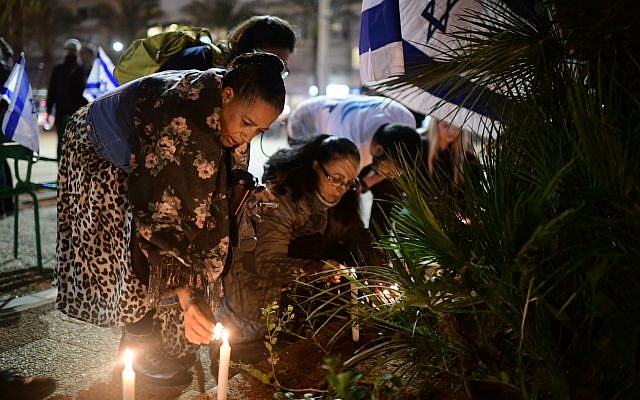 Israelis light candles in memory of 19-year-old Ori Ansbacher, in Rabin Square, Tel Aviv, on February 9, 2019.  (Tomer Neuberg/Flash90)