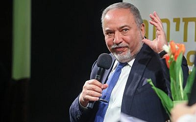 Yisrael Beytenu party leader Avigdor Liberman speaks at an event in Ganei Tikva, on February 25, 2019. (Flash90)