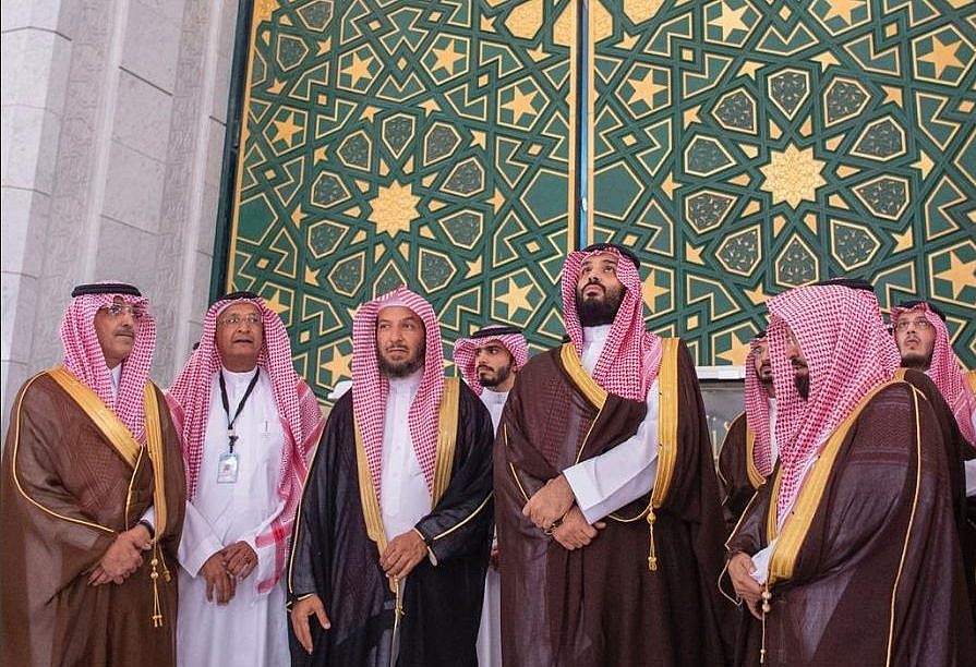 Saudi Crown Prince Climbs Atop Mecca S Kaaba Angering Foes The