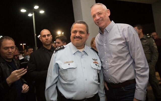 Then Israel Police commissioner Roni Alsheich (L) poses for a picture with former IDF chief of staff Benny Gantz (R) at a ceremony marking Alsheich's retirement, in Beit Shemesh on November 29, 2018. (Yonatan Sindel/Flash90)