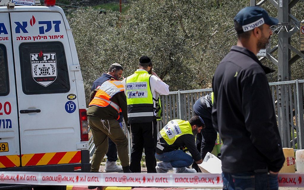 Israeli security forces at the scene of a deadly attack near the Gitia junction in the West Bank, on March 17, 2019. (Flash90)