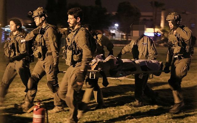 Israeli soldiers evacuate a wounded guard of the Israel Prison Service to Soroka Hospital in Beersheba, southern Israel, on March 24, 2019. (Meir Even Haim/Flash90)