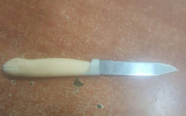 Knife found on a Hebron teenager at the Tomb of the Patriarchs on March 17, 2019. (Israel Police)