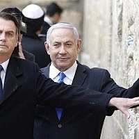 Brazilian President Jair Bolsonaro (L) and Prime Minister Benjamin Netanyahu touch the Western Wall in the Old City of  Jerusalem on April 1, 2019. (Menahem Kahana/Pool/AFP)