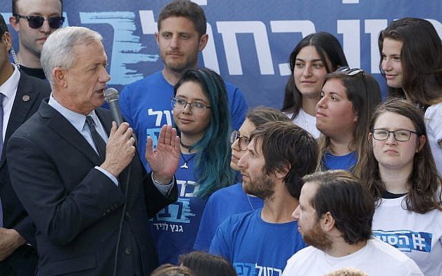 Blue and White leader Benny Gantz speaks at a campaign event in Tel Aviv on April 8, 2019. (JACK GUEZ / AFP)
