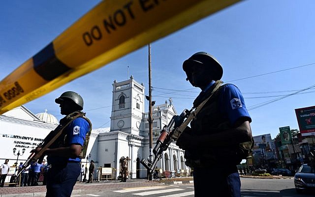 Security personnel stand guard outside St. Anthony's Shrine in Colombo on April 22, 2019, a day after the church was hit in a series of bomb blasts targeting churches and luxury hotels in Sri Lanka. (Jewel SAMAD / AFP)