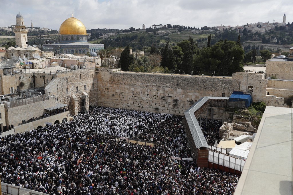 Tens Of Thousands Gather At Western Wall For Priestly Blessing The