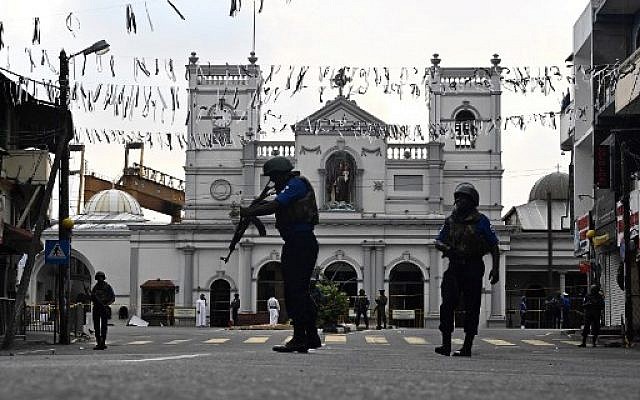 Security personnel stand guard in front of St. Anthony's Shrine in Colombo on April 23, 2019, two days after a series of bomb blasts targeting churches and luxury hotels in Sri Lanka. (Jewel SAMAD / AFP)