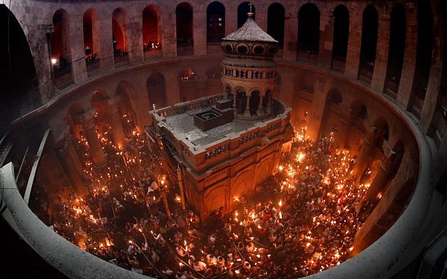 Η Ελληνική Εκκλησία υποστηρίζει ότι η αστυνομία άδικα συγκρατεί τους πιστούς της ιερής φωτιάς