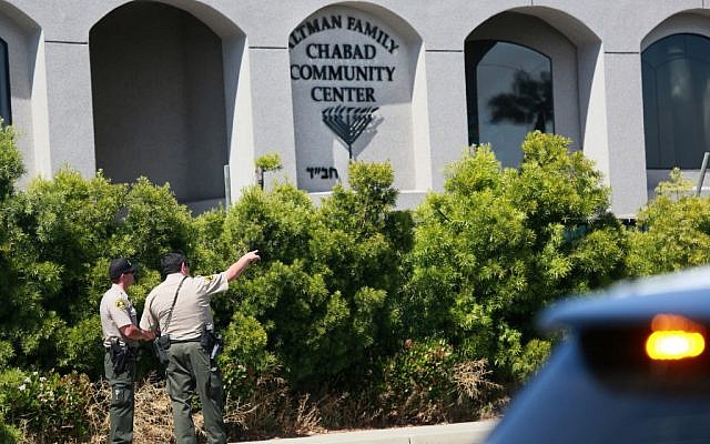 San Diego Sheriff deputies look over the Chabad of Poway Synagogue after a shooting on Saturday, April 27, 2019 in Poway, California. (SANDY HUFFAKER / AFP)